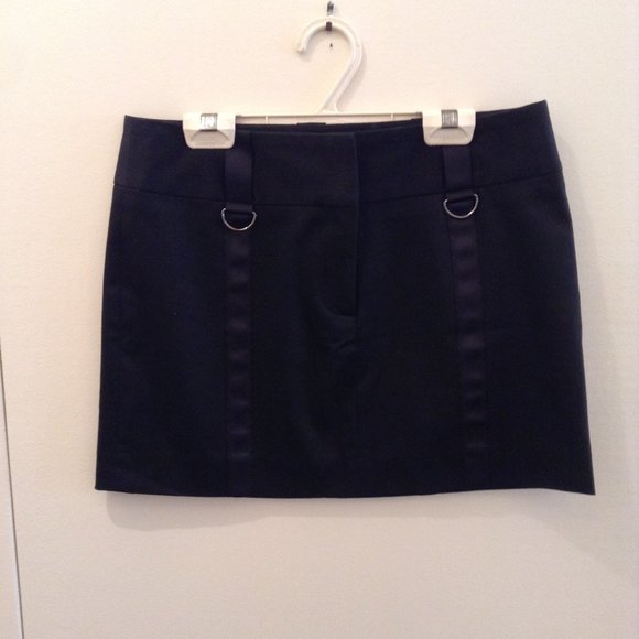 $70 for this brand new "Guess" mini skirt! - Picture 1 of 4